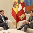 El presidente del Gobierno, Pedro S?nchez, recibe al presidente de la Junta, Alfonso Fern?ndez Ma?ueco.
