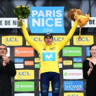 Marc Soler, de amarillo, celebra la victoria absoluta en la París-Niza.-LE TOUR