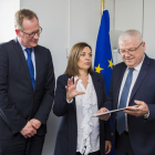 La consejera de Agricultura y Ganadería, Milagros Marcos, acompañada de integrantes de la Mesa del Vacuno de Leche de Castilla y León, se reúne con el director general de Agricultura y Desarrollo Rural de la Comisión Europea, Jerzy Bodgan (D), y su adjunt-ICAL