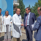 El consejero de Sanidad, Antonio María Sáez Aguado, con personal médico del hospital de Aranda.-L. V.