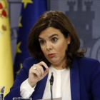 La vicepresidenta del Gobierno, Soraya Sáenz de Santamaría, durante la rueda de prensa posterior a la reunión del Consejo de Ministros.-EFE / J.J. GUILLÉN