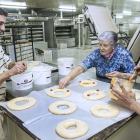 Varias personas trabajan en la elaboración de los roscones de Reyes en el obrador de Panadería Zamorano.-ISRAEL L. MURILLO