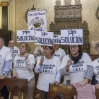 Un momento del Pleno al que acudieron los vecinos de La Hidesilla con pancartas.-S.O.