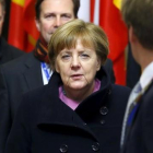 La cancillera alemana Angela Merkel abandona la sede del Consejo Europeo.-REUTERS / YVES HERMAN