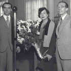 Federico Garcia Lorca junto a la actriz Margarita Xirgu y el dramaturgo Cipriano Rivas Cherif, en Barcelona en 1931. /-JOSEP BRANGULI