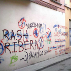 Una fachada de la ciudad repleta de pintadas con mensajes reivindicativos.-L.V.