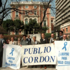 La esposa de Publio Cordón, junto a familiares y amigos, en una de las manifestaciones, pidiendo la liberación del empresario.-NDELO / EFE