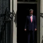 Kerry, que no se había dado cuenta de que la puerta estaba entornada, se golpea con la hoja.-