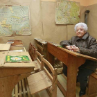 Ángeles Buezo, alumna de esta escuela a finales de los 40, posa en la recreación del aula antigua que puede visitarse hasta mañana.-RAÚL G. OCHOA