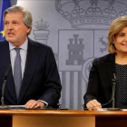 Íñigo Méndez de Vigo y Fátima Báñez, este viernes en la rueda de prensa posterior al Consejo de Ministros.-JUAN MANUEL PRATS
