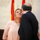 El presidente de la Junta, Juan Vicente Herrera, felicita a Rosa Valdeón tras tomar posesión como vicepresidenta y consejera de Economía y Empleo de la Junta de Castilla y León-Ical