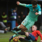 André Gomes pelea por un balón en Pamplona.-VINCENT WEST