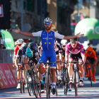 Fernando Gaviria celebra su victoria en Messina.-LUK BENIES / AFP