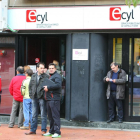 Varias personas hacen cola ante las oficinas del ECyL en Ponferrada (León).-ICAL