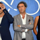 Jude Law, Paolo Sorrentino y Cecile de France, en la presentación de 'The young Pope' en Venecia.-EFE / ETTORE FERRARI