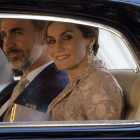 Felipe VI y Letizia, tras su llegada a Oporto, este lunes.-AFP / MIGUEL RIOPA