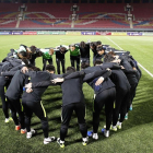 Los jugadores surcoreanos se dan ánimos antes del partido en el Estadio Kim Il-Sung de Pionyang. Los jugadores surcoreanos se dan ánimos antes del partido en el Estadio Kim Il-Sung de Pionyang.-KFA