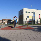 La parcela anexa al centro cívico cuenta hoy con un parque infantil, al que se sumará una pista multideportiva.-R. O.