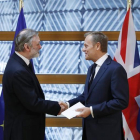 El embajador británico ante la Unión Europea, Tim Barrow (izq), entrega la carta que invoca el artículo 50 del Tratado de Lisboa al presidente del Consejo Europeo, Donald Tusk, en Bruselas.-EFE