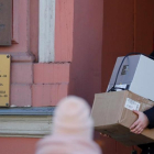 Un agente de seguridad carga con varias cajas a su salida del Consulado General de EEUU en San Petersburgo.-EFE