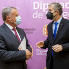 Lorenzo Rodríguez y Manuel Pérez Mateos conversan tras firmar el acuerdo. SANTI OTERO