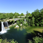La cascada de Pedrosa de Tobalina es uno de los destinos más populares del verano en Las Merindades, pero en los meses de lluvia el salto de agua es todo un espectáculo. / I. L. Murillo