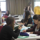 Varias alumnas estudian en la Biblioteca Central de la Universidad.-RAÚL G. OCHOA