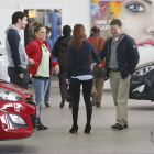Unos clientes buscan un nuevo vehículo en un concesionario de Burgos.-RAÚL G. OCHOA