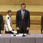 El rey Felipe VI preside junto al 'president' Carles Puigdemont la entrega de despachos de la nueva promoción de jueces, en Barcelona.-ALBERT BERTRAN