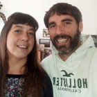 Olga y Jorge, burgaleses residentes en Vitoria,permanecen al pie del cañón pese al Covid-19 desde sus respectivos puestos de trabajo. ECB