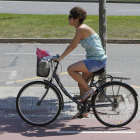 Una mujer se desplaza en bicicleta.-RAÚL G. OCHOA