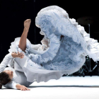 Rocío Molina ‘tira’ el flamenco por el suelo en ‘Caída del cielo’.-