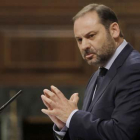 El portavoz socialista aborda la amnistía fiscal durante el debate de la moción de censura.-