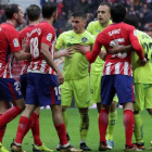 Jugadores del Atlético y Getafe, en uno de los múltiples enfrentamientos durante el partido.-EFE