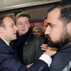 Benalla (derecha) junto a Macron, en un acto en París, el pasado 24 de febrero-REUTERS