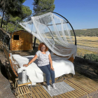 Silvia Herrera, propietaria del proyecto ‘1.500 estrellas’, muestra una de las camas del complejo turístico.-J. M. LOSTAU