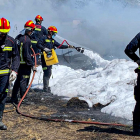 Los bomberos de León intervienen en un incendio anterior.- ICAL