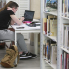 Dos alumnos estudian en la Biblioteca Pública de Burgos.-RAÚL G. OCHOA
