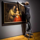 Unos operarios del Rijksmuseum cuelgan La novia judía, de Rembrandt, para la exposición que el museo dedica al artista en el 350 aniversario de su muerte.-AFP / LEX VAN LIESHOUT
