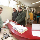 Los representantes de Unión Burgalesistas presentaron ayer las 130 firmas en las oficinas del club-Raúl G. Ochoa