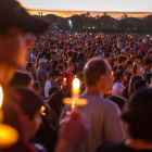 Miles de personas se reunieron en recuerdo de las 17 víctimas mortales de la matanza perpetrada por Nikolas Cruz.-EFE