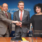 Raúl Martín Bellostas, Javier Lacalle y Arancha Blanco firmaron ayer el convenio para la depuración de las aguas.-ISRAEL L. MURILLO