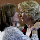 La alcaldesa Botella saluda a Aguirre, en diciembre, en Alcobendas.-Foto: EFE / JUANJO MARTÍN