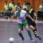 Poves protege el balón ante un rival.-SANTI OTERO