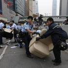 Agenets de policía desmontan la acampada de los activistas prodemocracia.-Foto: REUTERS/ BOBBY YIP