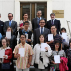 El gerente de Servicios Sociales, Jesús Fuertes, el director territorial de la Zona Noroeste del BBVA, Juan Carlos Hidalgo, y el presidente de la Federación Síndrome de Down Castilla y León, Luis Mayoral, posan junto a los 30 jóvenes con síndrome de Down -Ical