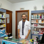 Luis Nieto, oriundo de Madrid, atiende a sus clientes con una sonrisa de oreja a oreja en la farmacia de Zazuar.-L.V.