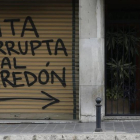 Pintada amenazante aparecida este jueves junto a la vivienda de Rita Barberá en València.-EFE