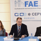 La presidenta entrante, Nuria Navarro, Miguel Ángel Benavente, y el presidente saliente de FAE Miranda, Ginés Clemente.-ECB