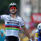 Sagan gana la tercera etapa del Tour.-REUTERS / CHRISTIAN HARTMANN